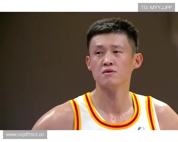 杨瀚森赛场外钱包鼓得跟明星代言似的，球迷直呼太奢了！